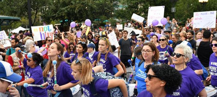 Protesto de mulheres contra o candidato à presidência do Brasil pelo PSL, Jair Bolsonaro na Union Square, em Nova York, nos Estados Unidos, neste sábado (29) (Crédito: Marcelo Prates/Futura Press/Folhapress)