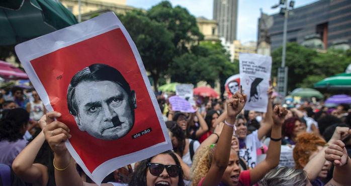 Protestos também tomaram a Cinelândia, no Rio de Janeiro, dizendo #EleNão a Jair Bolsonaro (Crédito: AFP)