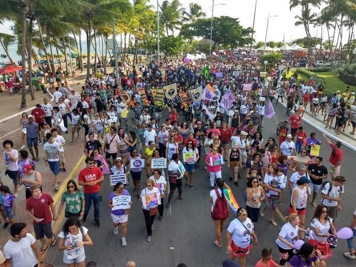 Manifestantes contrários a Jair Bolsonaro se reúnem na orla da Ponta Verde, em Maceió (AL). (Crédito: Derek Gustavo/G1)