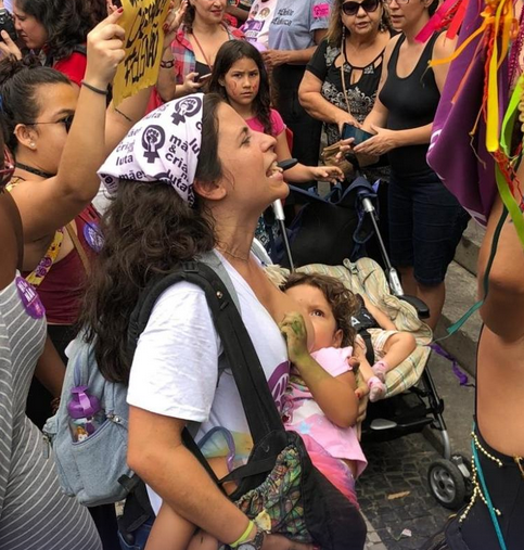 Mães amamentam em protesto no centro carioca (Crédito: Alice Salcedo/UOL)