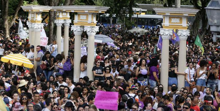 Manifestantes, em sua maioria mulheres, realizaram atos contrários à candidatura de Jair Bolsonaro (PSL) à presidência da República pelo Brasil neste sábado (29) na Praça do Derby, Recife (Crédito: Carlos Ezequiel Vannoni/Eleven)