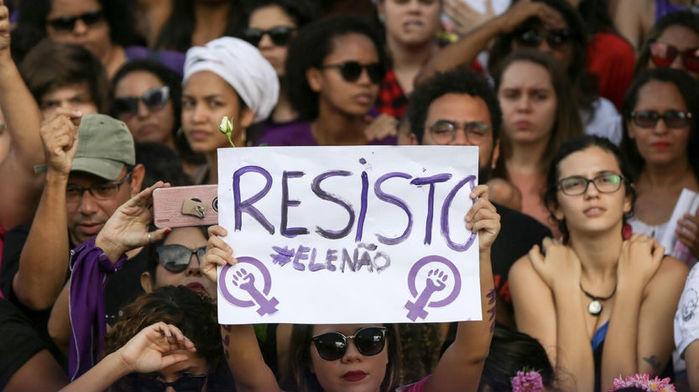 Manifestantes, em sua maioria mulheres, realizaram atos contrários à candidatura de Jair Bolsonaro (PSL) à presidência da República pelo Brasil neste sábado (29) na Praça do Derby, Recife (Crédito: Carlos Ezequiel Vannoni/Eleven)