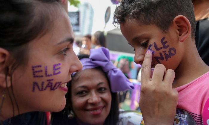 Mulheres e crianças se reúnem contra campanha do candidato do PSL (Crédito: Amanda Perobelli/UOL)