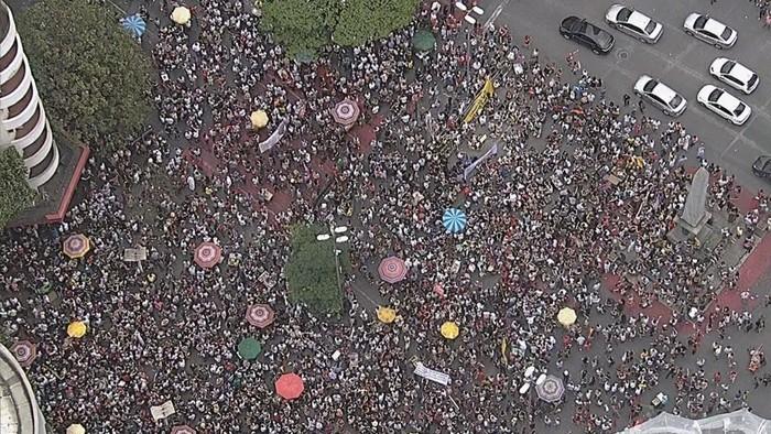 Manifestantes contrários ao candidato Jair Bolsonaro se reúnem na Praça Sete, centro de Belo Horizonte (MG)  (Crédito: Reprodução/TV Globo)