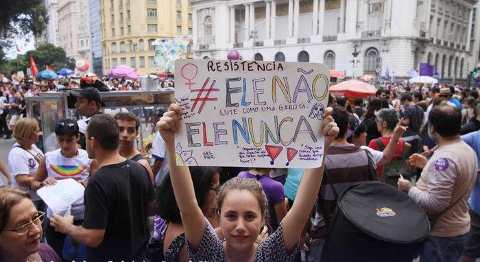 rotesto contra Bolsonaro começou no início da tarde deste sábado (29) no Centro do Rio (Crédito: José Lucena/Futura Press/Folhapress)