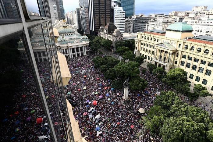 Ato contra Bolsonario na Cinelândia, Centro do Rio de Janeiro (Crédito: Fábio Motta/Estadão Conteúdo )