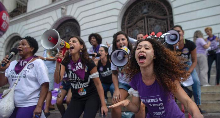 Protestos também tomaram a Cinelândia, no Rio de Janeiro, dizendo #EleNão a Jair Bolsonaro (Crédito: AFP)