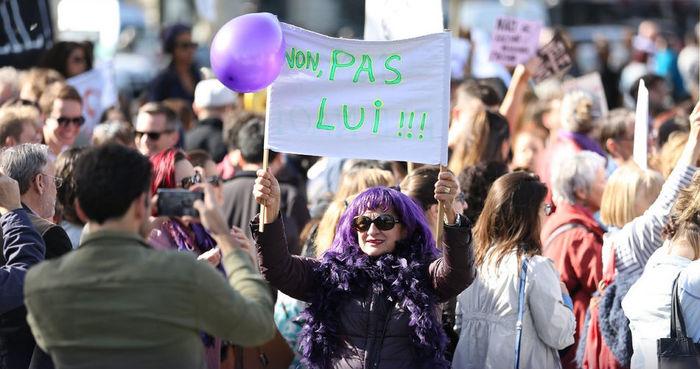 Mulher segura cartaz em ato convocado por francesas e brasileiras na Place de la République (Crédito: Zakaria ABDELKAFI/AFP)