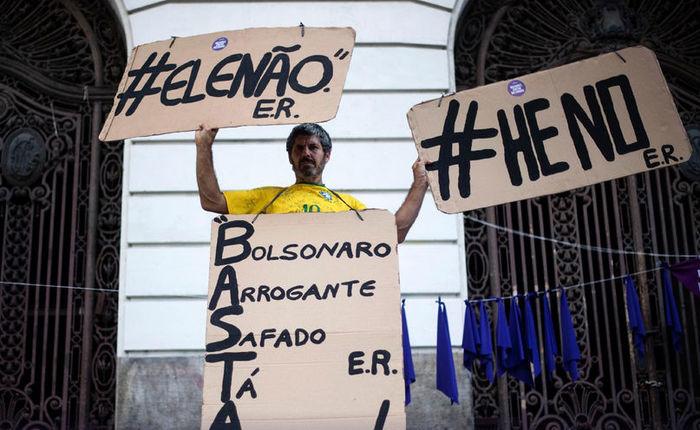 Protestos também tomaram a Cinelândia, no Rio de Janeiro, dizendo #EleNão a Jair Bolsonaro (Crédito: AFP)