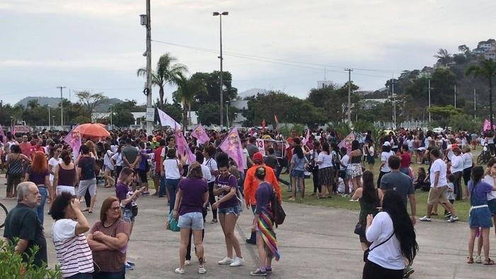 Manifestantes contra Jair Bolsonaro se reúnem na Praça do Papa, em Vitória (ES)  (Crédito: eandro Tedesco/ TV Gazeta )