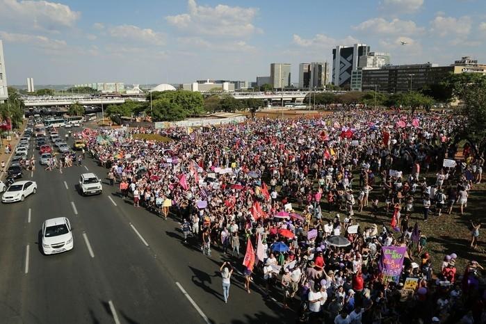 Manifestantes protestam contra o candidato Jair Bolsonaro durante ato no Eixo Monumental, em Brasília (Crédito: Sérgio Lima/AFP)