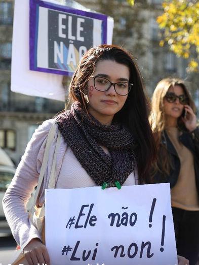 Manifestante segura cartaz "Ele não" com a inscrição em inglês na Place de La Republique, na capital francesa (Crédito: Zakaria ABDELKAFI/AFP)