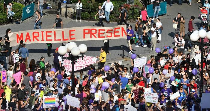 Protesto de mulheres contra o candidato à presidência do Brasil pelo PSL, Jair Bolsonaro na Union Square, em Nova York, nos Estados Unidos, neste sábado (29) (Crédito: Marcelo Prates/Futura Press/Folhapress)