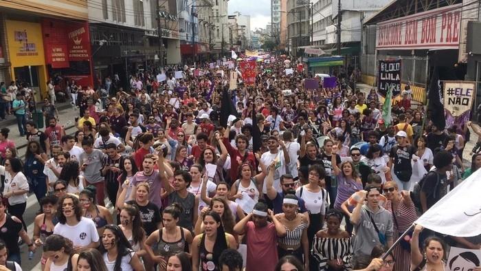 Manifestantes contra Bolsonaro se reúnem no centro de Juiz de Fora (MG) (Crédito: Monica Cury)