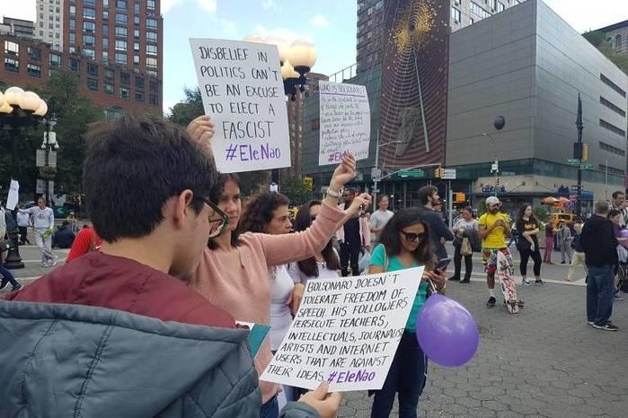 Manifestantes fazem ato da campanha #EleNão em Nova York, nos EUA (Crédito: Danielle Brant/Folhapress)