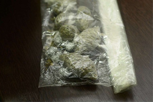 Garçom é preso por vender orégano e fermento como maconha e cocaína