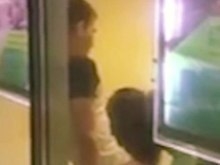 Casal é flagrado fazendo sexo oral em janela e caso choca