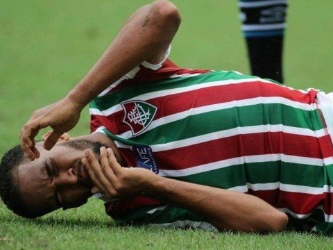 Com golaço nos acréscimos, Grêmio bate o Flu em jogo ruim