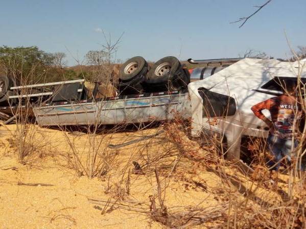 Criança de 2 anos morre e pais ficam feridos em acidente na BR-135