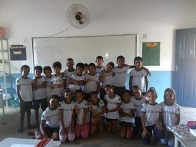 Prefeito entrega fardamento escolar para alunos da rede municipal