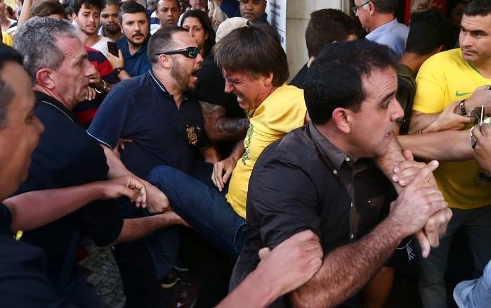 Bolsonaro é retirado às pressas por seguranças  (Crédito: Fábio Motta/Estadão Conteúdo)