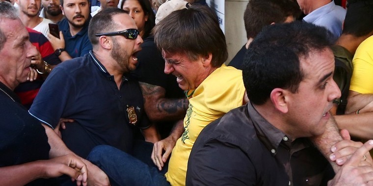 Jair Bolsonaro leva facada durante campanha em Minas Gerais