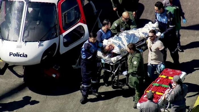 Jair Bolsonaro é levado até ambulância para ser transferido ao hospital Albert Einstein, em São Paulo  (Crédito:  Reprodução/TV Globo)