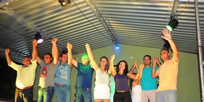 Multidão se confraterniza com Evangelista Resende na virada de ano