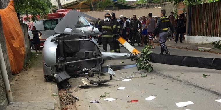 Helicóptero cai e mata pedestre no litoral de São Paulo