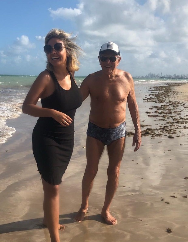 Carlos Alberto de Nóbrega curte praia com esposa, 44 anos mais nova