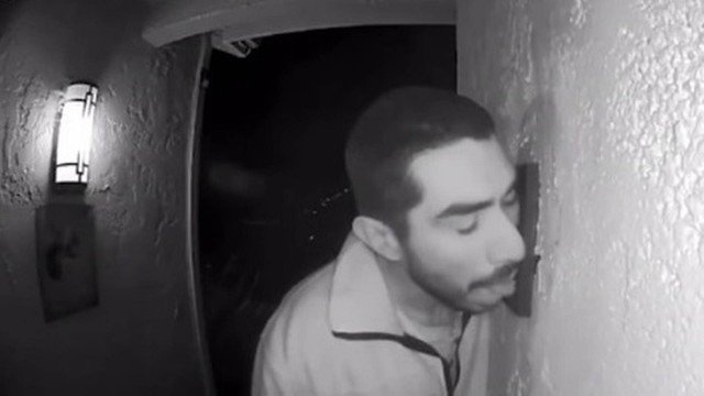 Invasor é filmado lambendo campainha de casa por três horas!