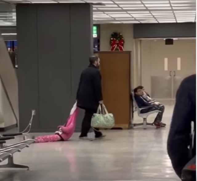 Pai viraliza após arrastar a filha pelo capuz em pleno aeroporto; assista ao vídeo