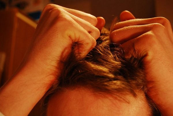 Tricotilomania: saiba sobre o transtorno de arrancar os próprios cabelos