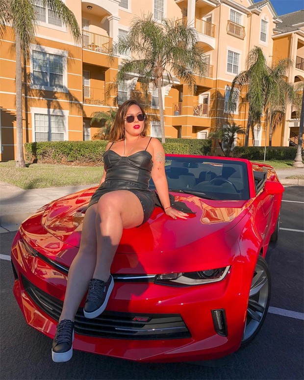 Ex-BBB Maria Cláudia posa em carrão de R$350 mil em Orlando: "Tô um nojo"