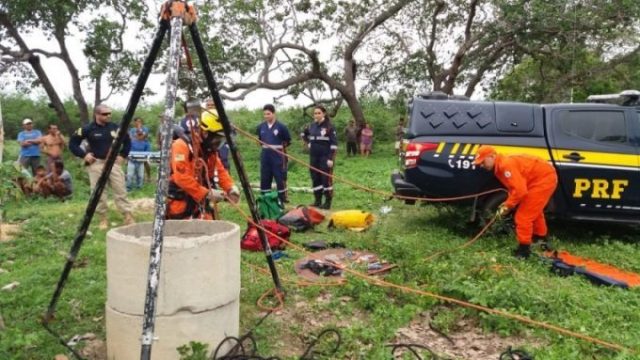 Mulher cai em poço de 20 metros e é resgata por bombeiros