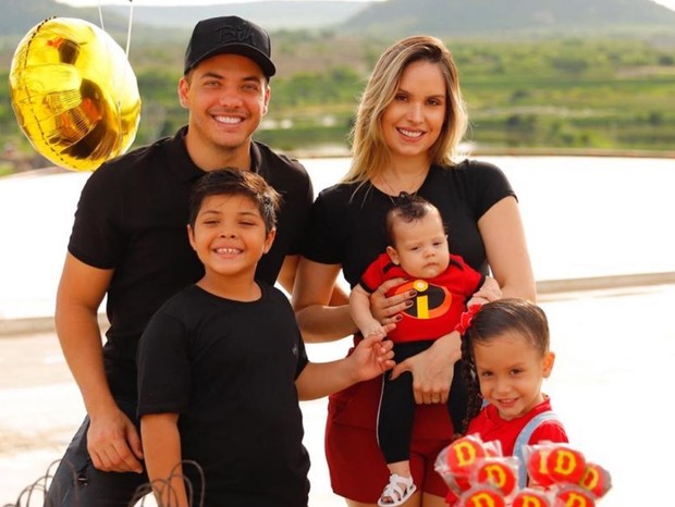 Wesley Safadão e Thyane fazem festinha para comemorar 4 meses de Dom