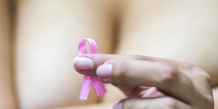 Reconstrução das duas mamas após câncer é garantida por lei