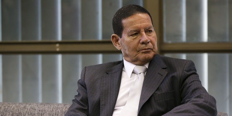 "Caso de Flávio Bolsonaro não tem nada a ver com governo", diz Mourão