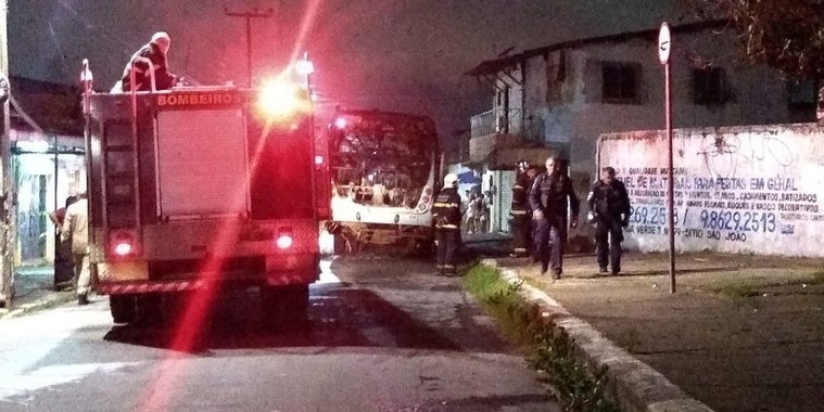 Criminosos incendeiam ônibus e posto de combustível na 18ª noite seguida de ataques no Ceará