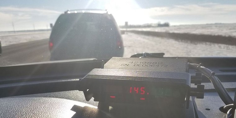 Motorista canadense flagrado a 145 km/h põe culpa em música do Mötley Crüe