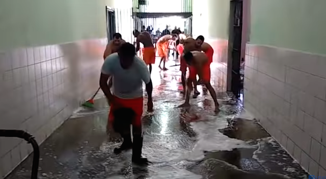 Ceará substitui celular por vassoura na cadeia