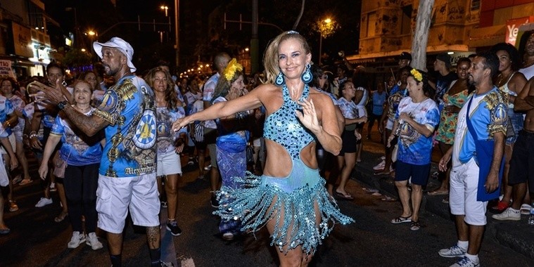Com a malhação em dia, avó vira musa de escola de samba
