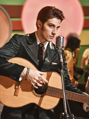 Chay Suede solta a voz em clipe de ‘Minha Fama de Mau’