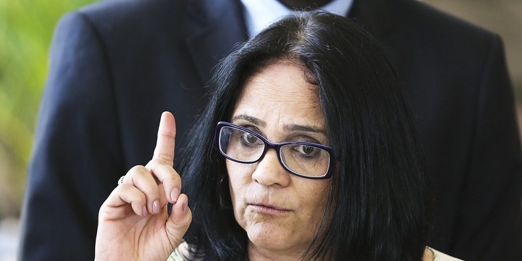 Holandeses ficam furiosos com fala polêmica de Damares Alves: "Pais masturbam os bebês"