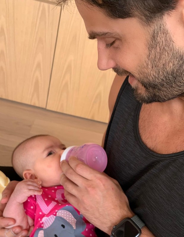 Duda Nagle mostra lado paizão: "Dando o leitinho da mamãe"