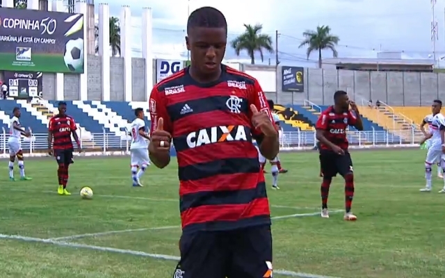 Bill faz 3 gols e dá assistência para o Fla vencer o River-PI