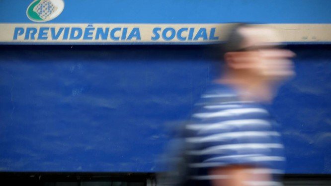 Equipe econômica de Bolsonaro vai propor aposentadoria aos 65 anos