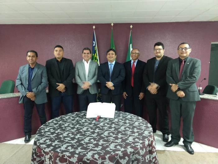 Prefeito Júnior Carvalho com o novo presidente e a nova mesa diretora da câmara municipal (Crédito: Fotos: Kátia Cruz)