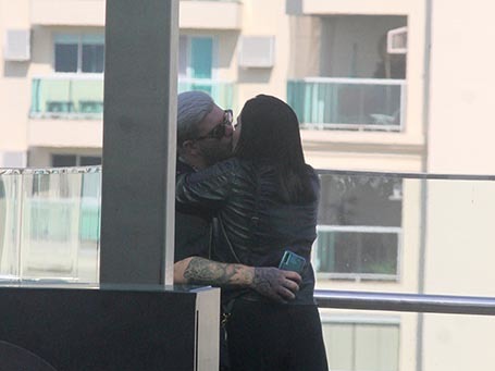 Ferrugem é flagrado dando beijão na esposa em passeio ao shopping
