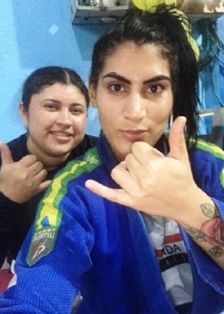 Lutadores fazem treino de judô em velório de colega morta a tiros